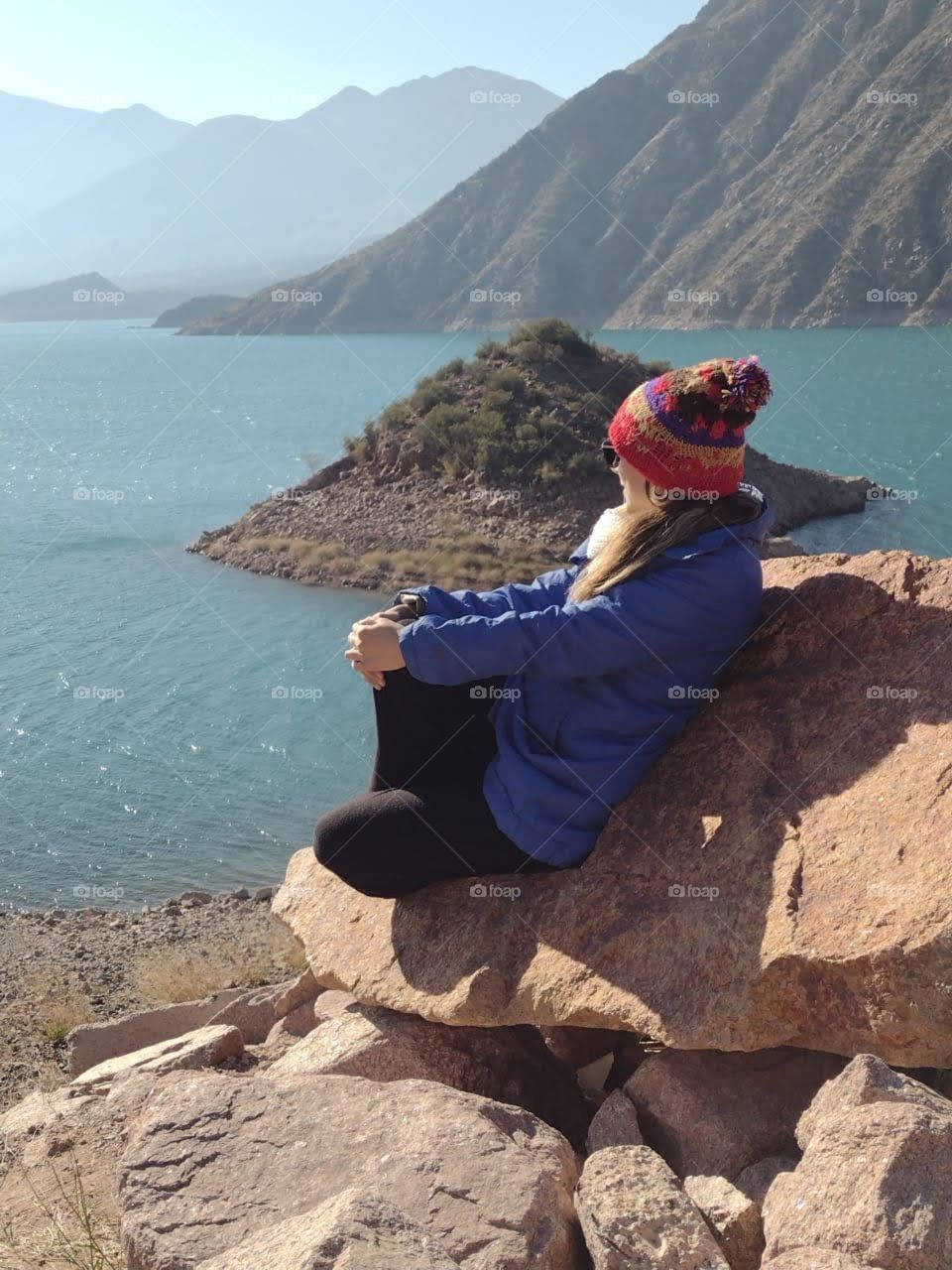 mujer mirando paisaje