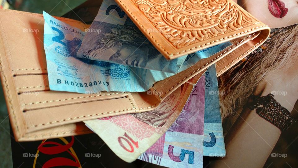 Carteira com dinheiros.