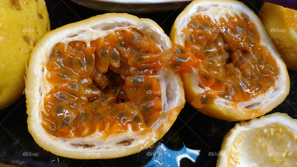 Maracujá, fruto cítrico.