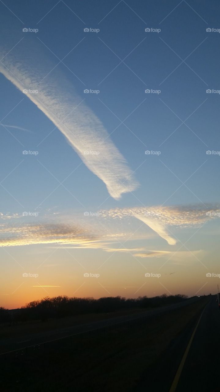 airplanes helped decorate the sky