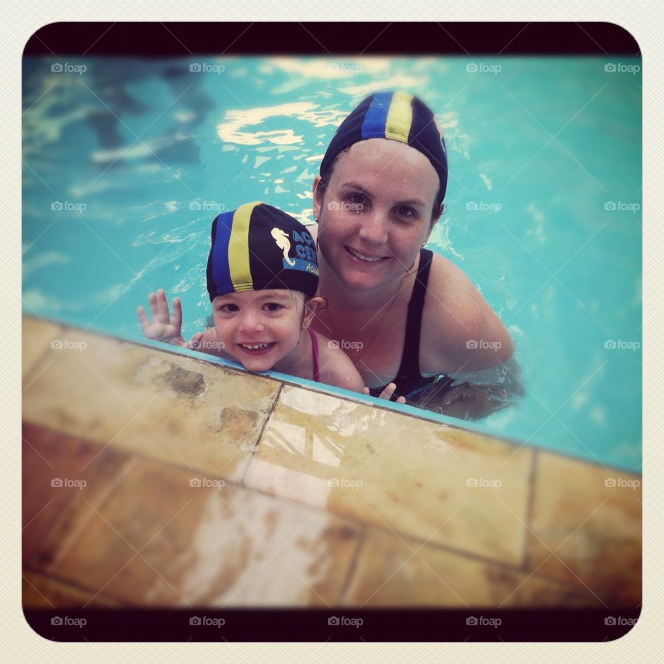 Minhas peixinhas nadando na piscina. Alegria em seus sorrisos!