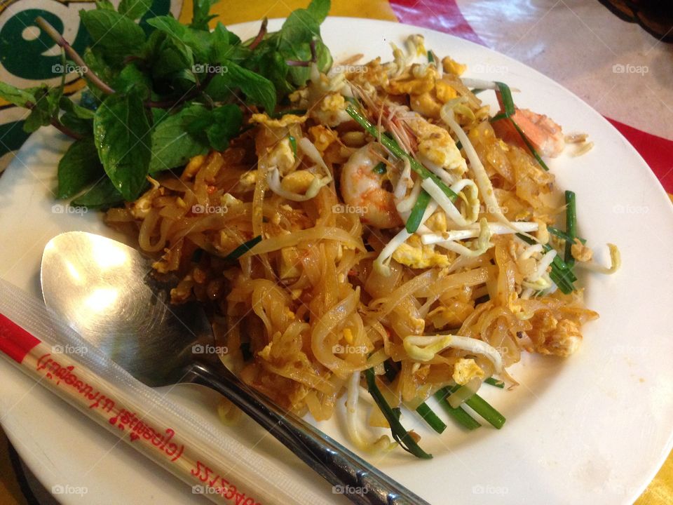 Pad Thai Goong Sod
(Fried noodle with shrimp and egg)