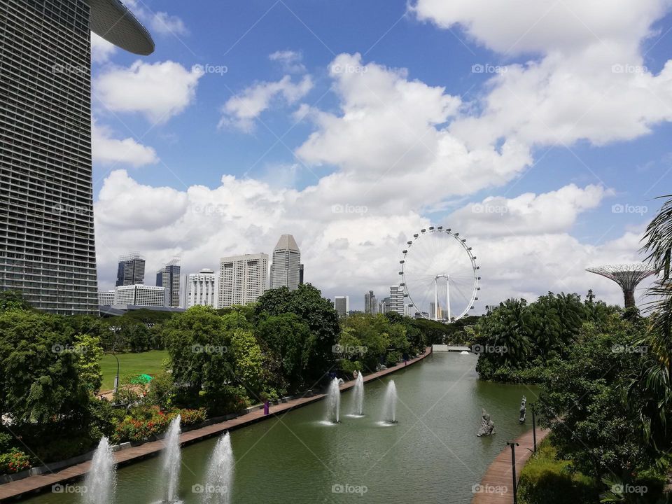 river runs through the city of singapore