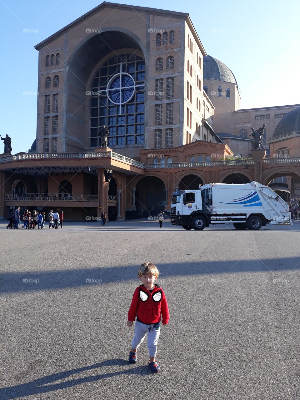 child walking in Aparecida do Norte