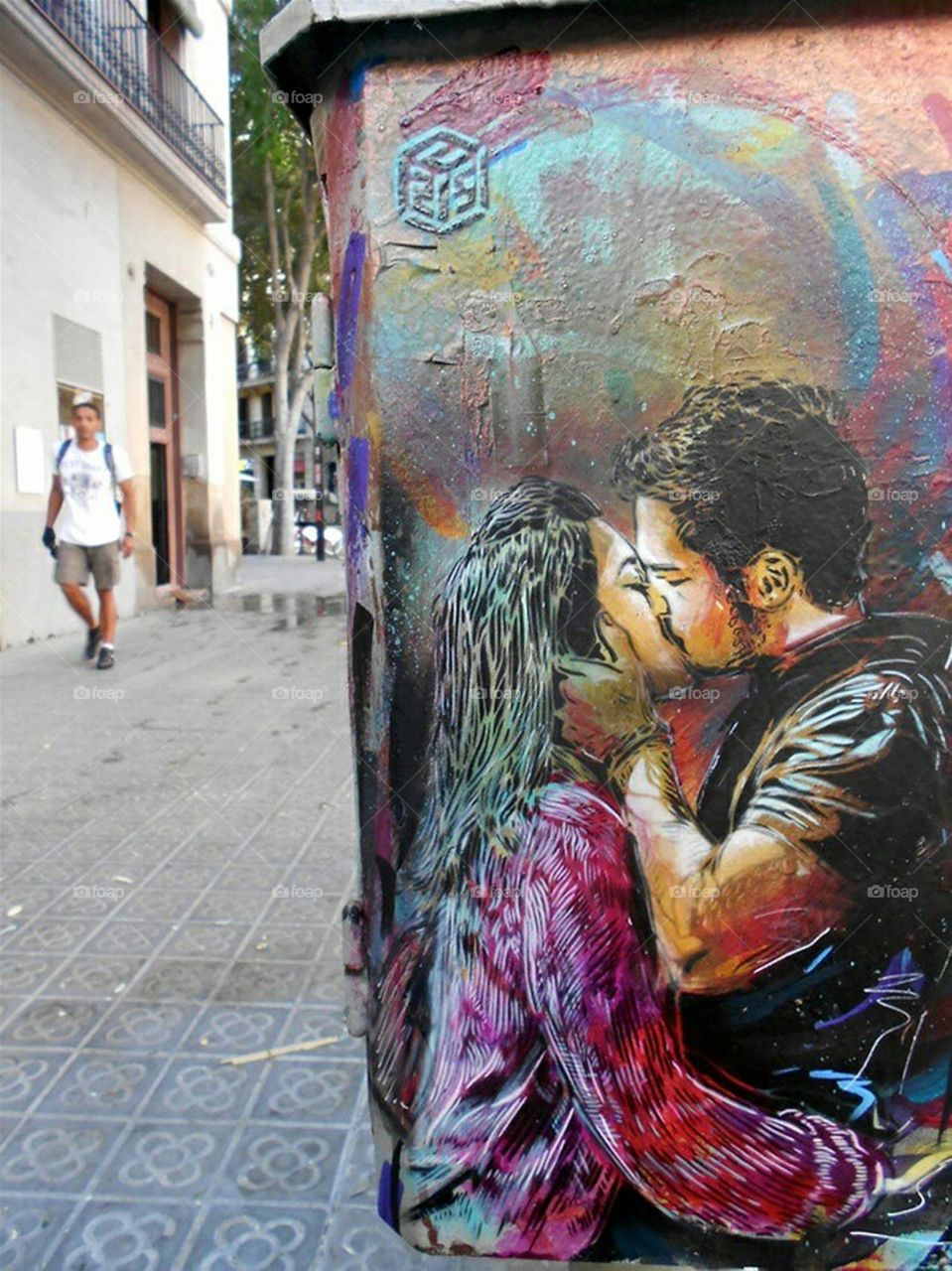 Couple kissing graffiti