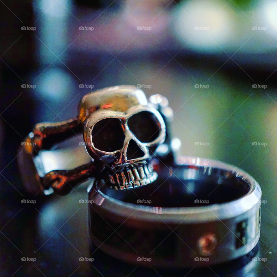 Skull Ring > Wedding band