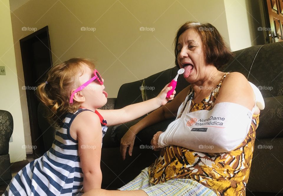 Amor de vovó, amor de netinha. AMOR, com letras maiúsculas!
Quem poderia se passar de doente somente para uma consulta com a Dra Teteia? / LOVE, GRANDMOTHER!