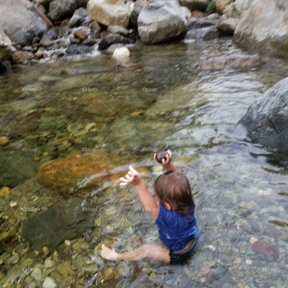 diversión en verano. mi hijo bajó mi cuidado pasando las calores del verano en un río local en la ciudad de La Ceiba Honduras.