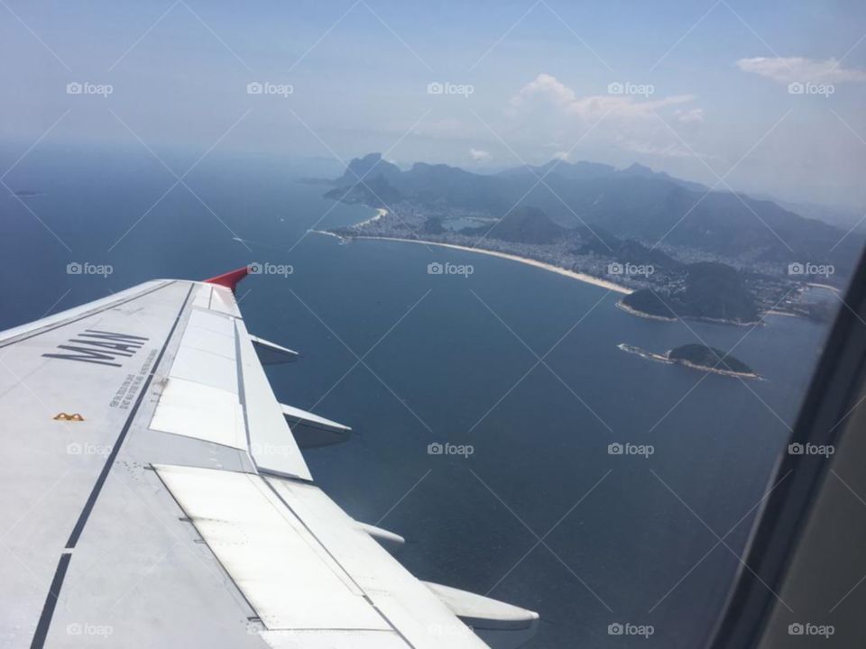 Chau Río de Janeiro decía un nene en el avión. Woow impresionante vista cuando el avión planea. La ciudad vista panorámica.