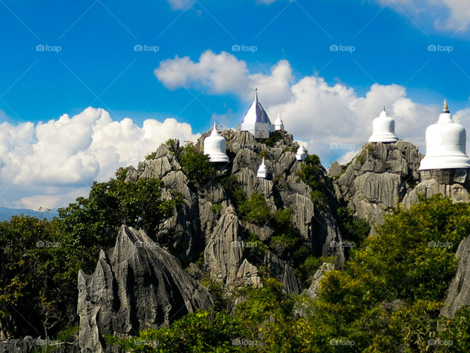 Chaleamphakait temple