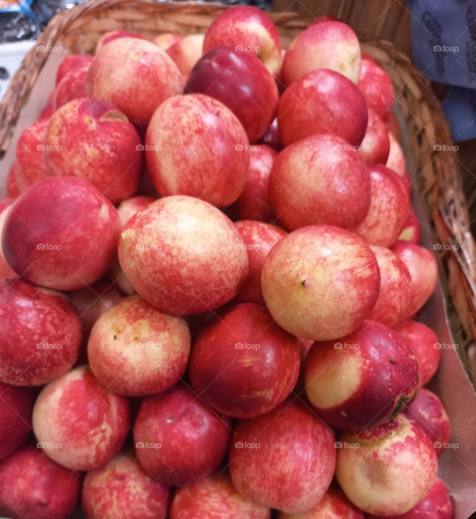 A nectarina é uma fruta com vários benefícios  para a saúde, devido ao seu alto teor de fibras, água,  vitaminas e antioxidantes.  Gortalece o sistema  imunológico