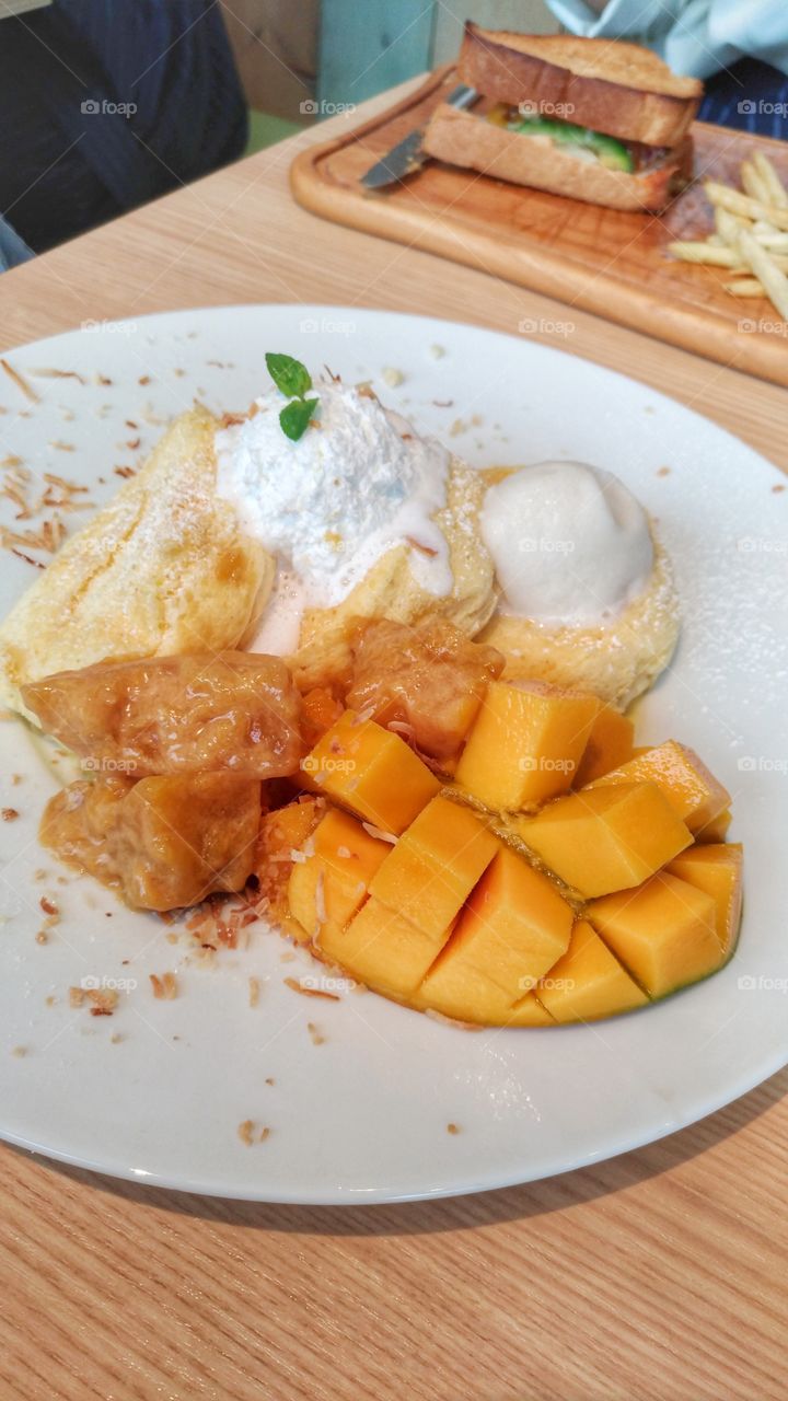 Mango pancake