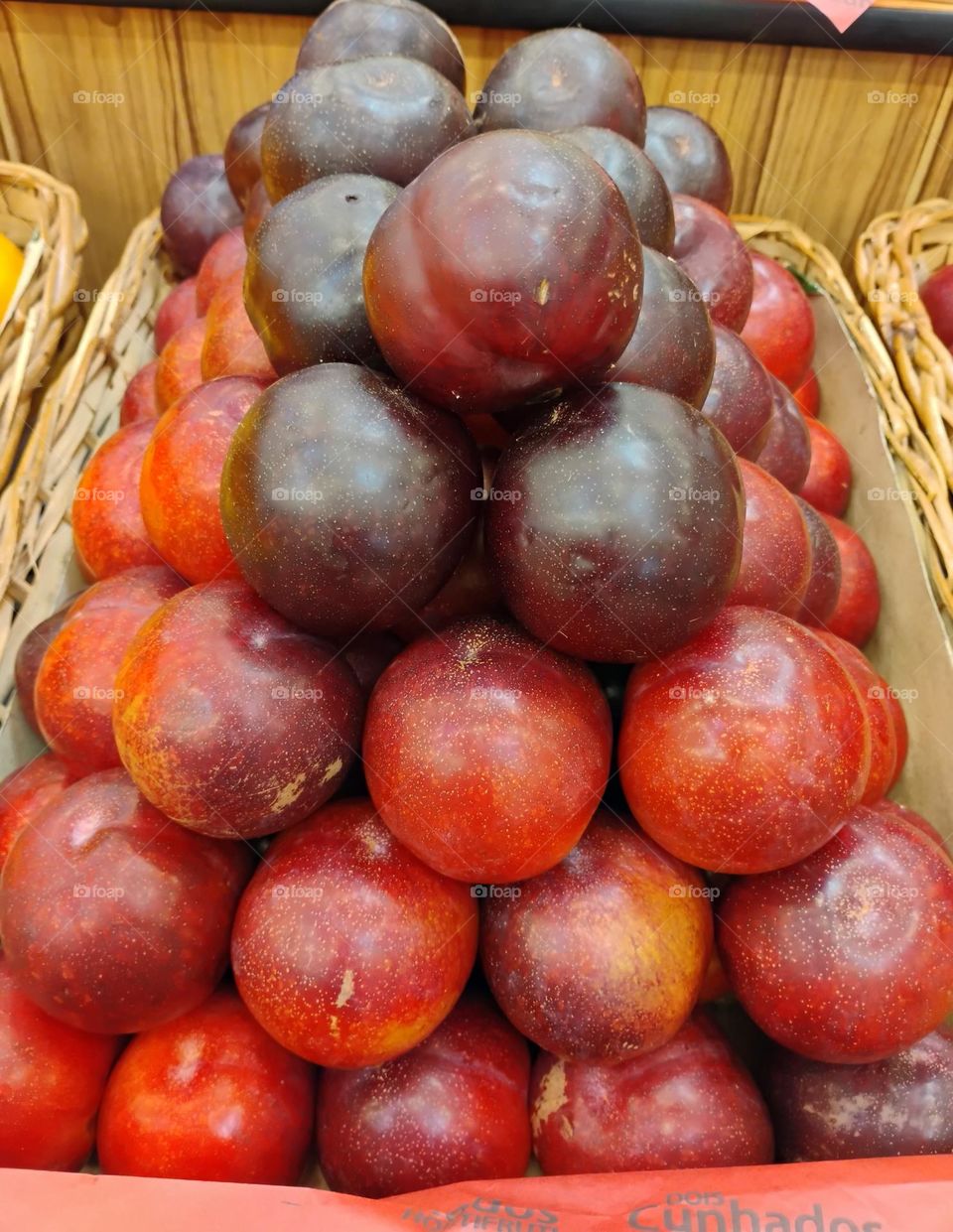 Ameixas. Estudos têm mostrado que o consumo de extratos das ameixas, auxiliam na redução dos níveis de glicose e de triglicérides no sangue. Os flavonóides presentes nas ameixas exercem efeitos protetores contra a resistência à insulina