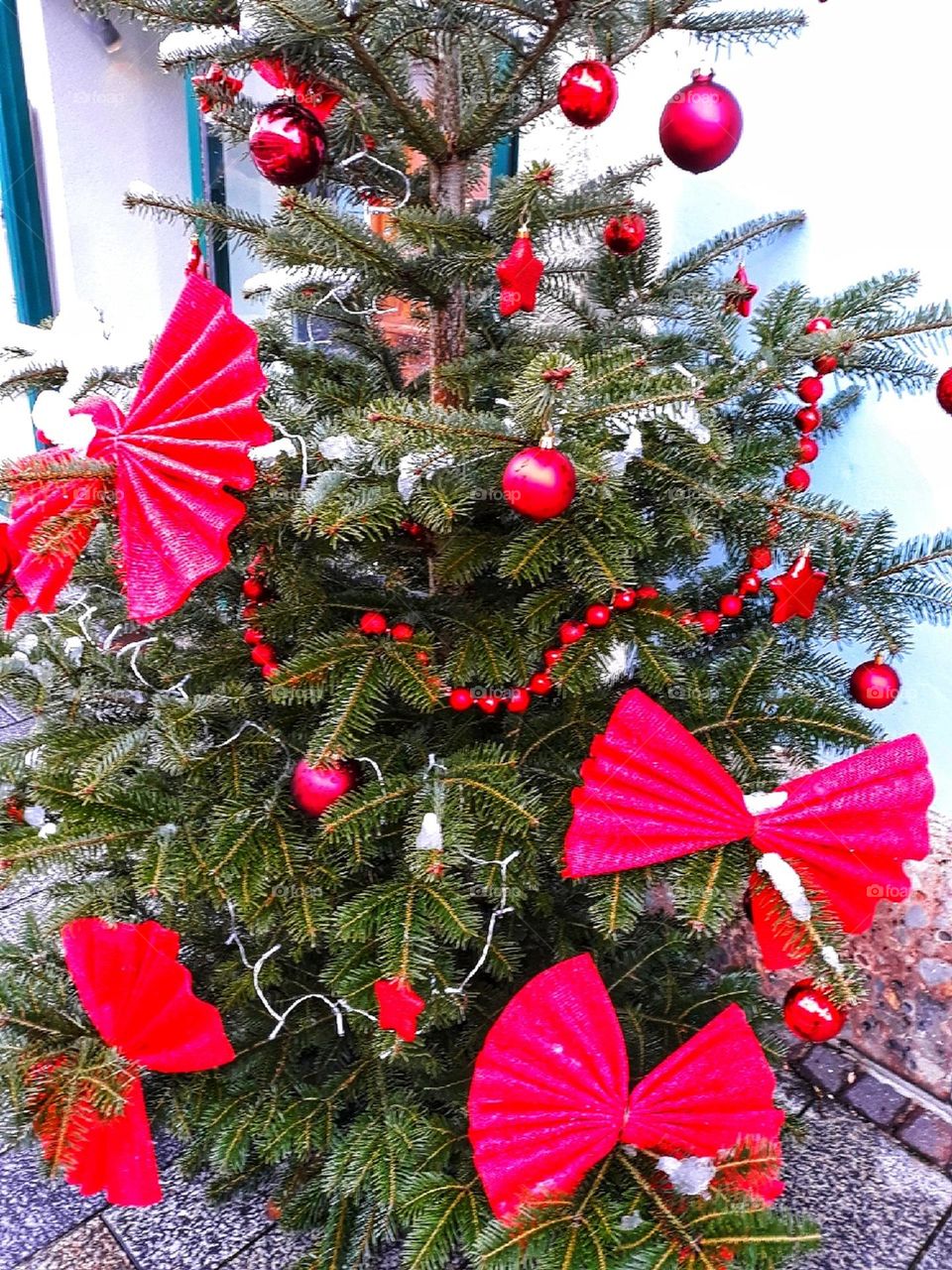 Red decorations on the Christmas tree