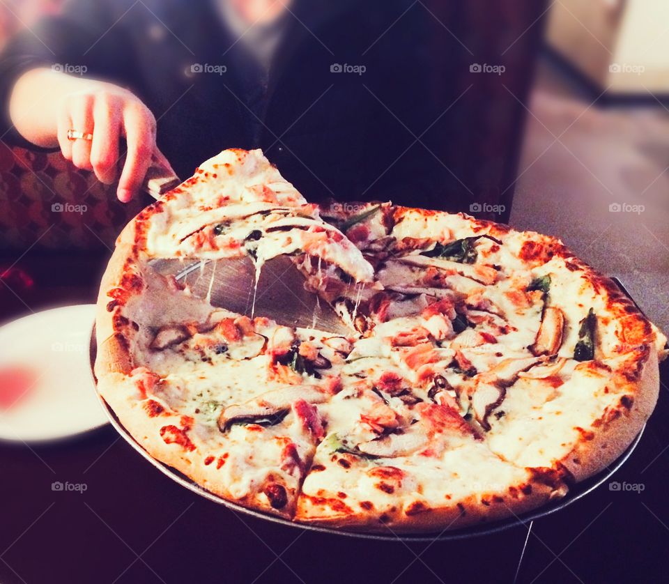 slicing pizza 