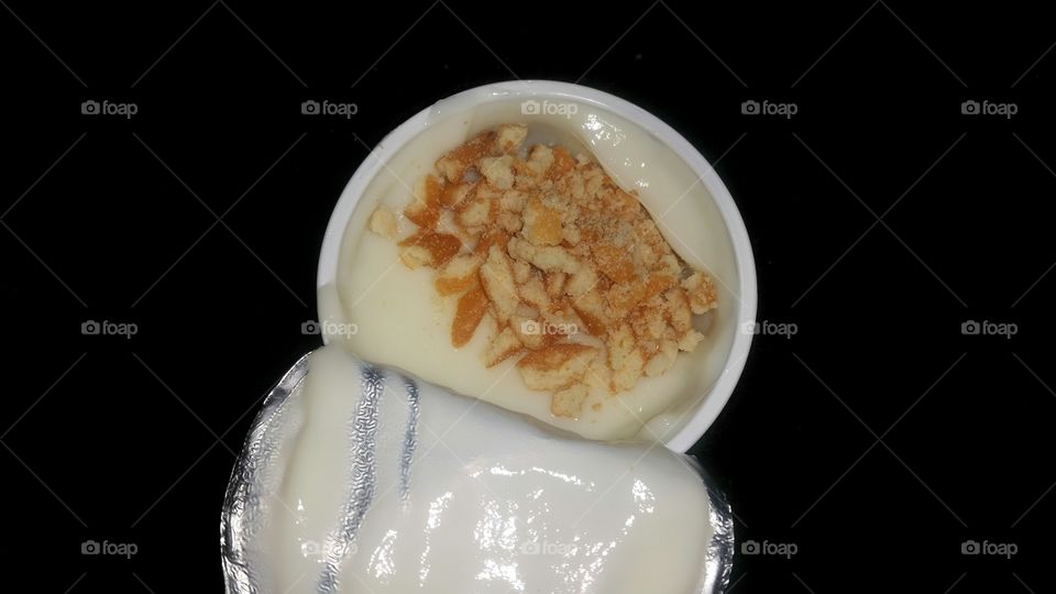 Banana yogurt with vanilla wafer crumbs.