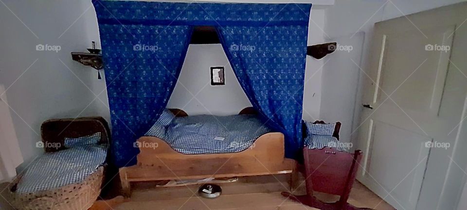 A bedroom from the 1800s is on exhibit at the „Heimatmuseum“, the „Homeland Museum“ that portrays vividly how people lived a long time ago. Back then people were smaller so the ceilings are also all respectively lower. 2022. Hypnotic Productions