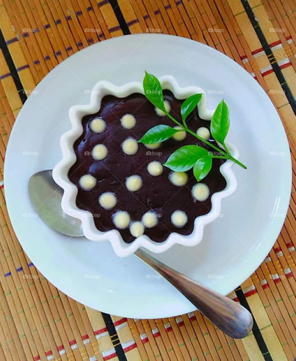 chocolate pudding with white chocolate chips .