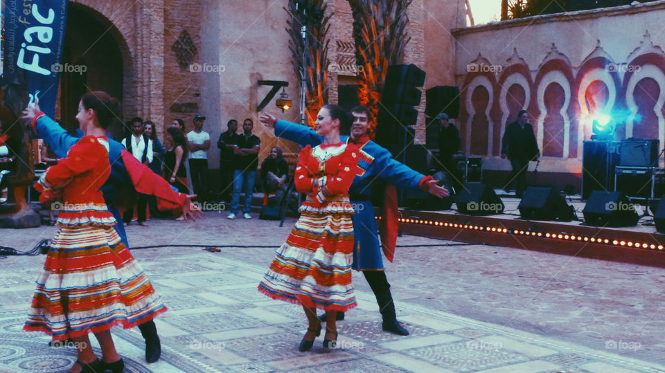 Life happy moments
A dancing group of friends enjoying their life by dancing and expressing theirselves throw a universal body language