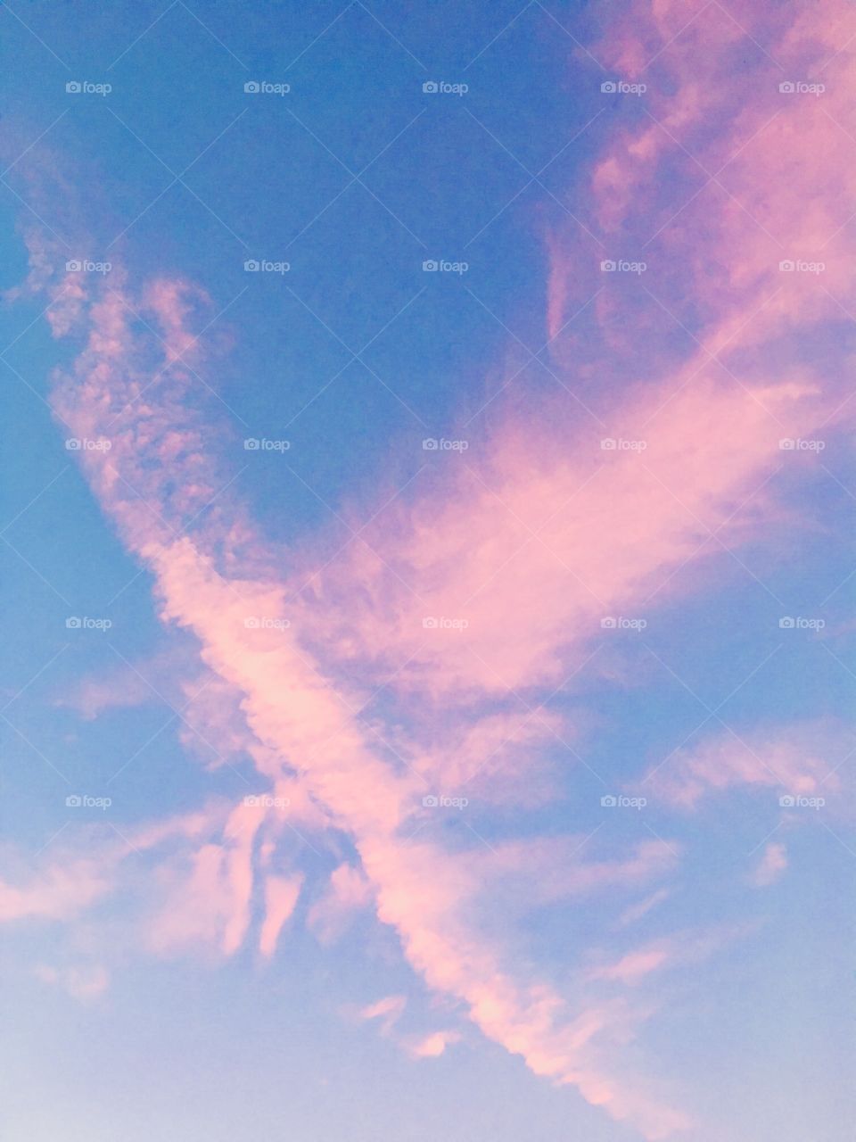Céu muito bonito com o azul sendo cortado pelas nuvens róseas. Viva a beleza da Natureza!
