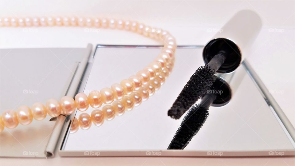 Eye mascara brush and pearls