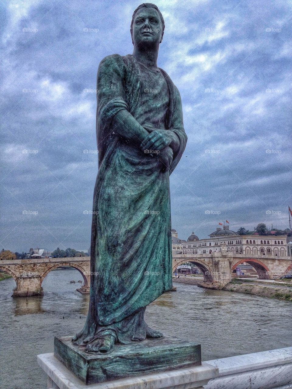 Staue with Stonebridge behind