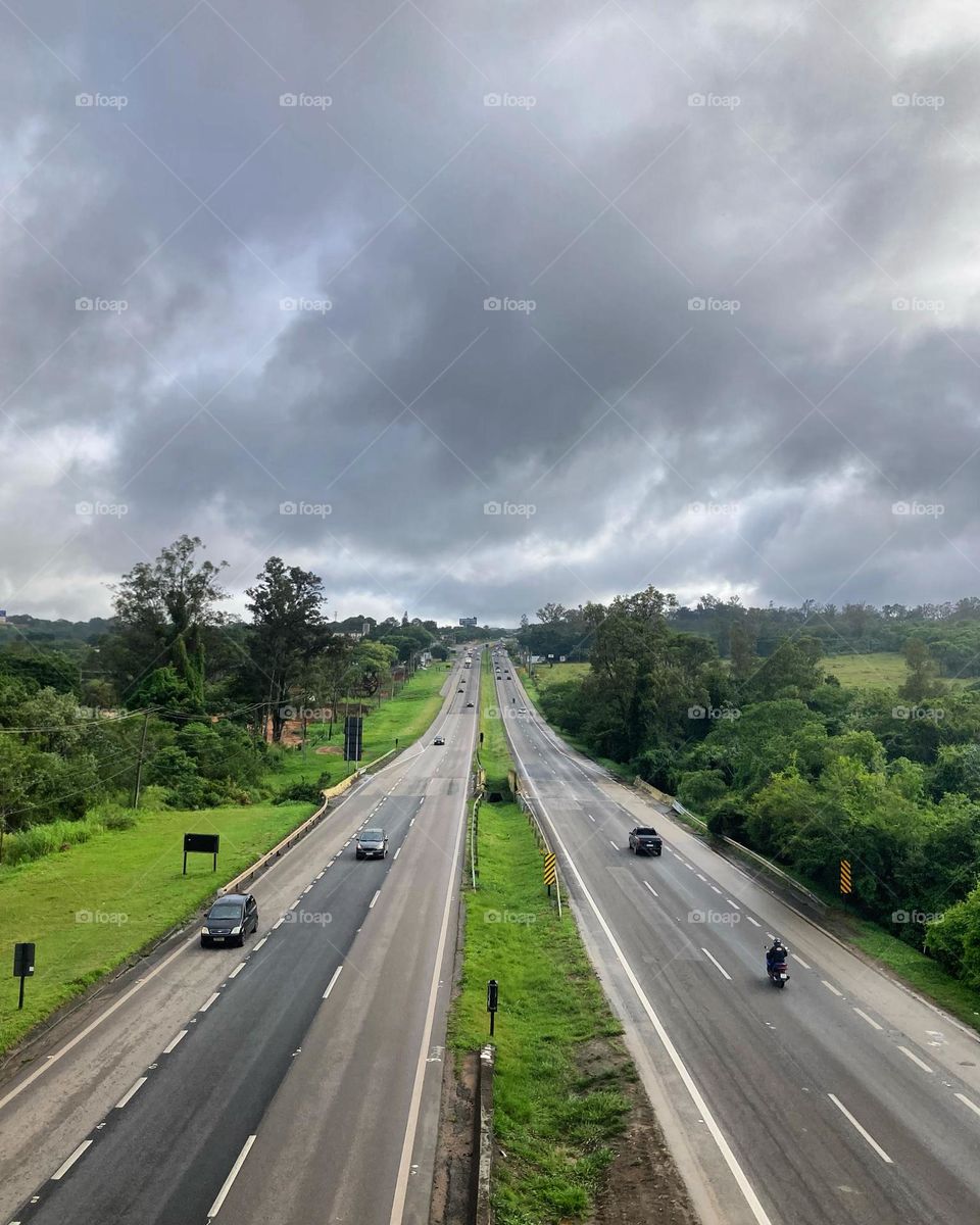 A quarta-feira ainda está nublada, mas há de ser boa. 
Aqui: Rodovia Dom Gabriel, sentido Cabreúva - Jundiaí. 
📸