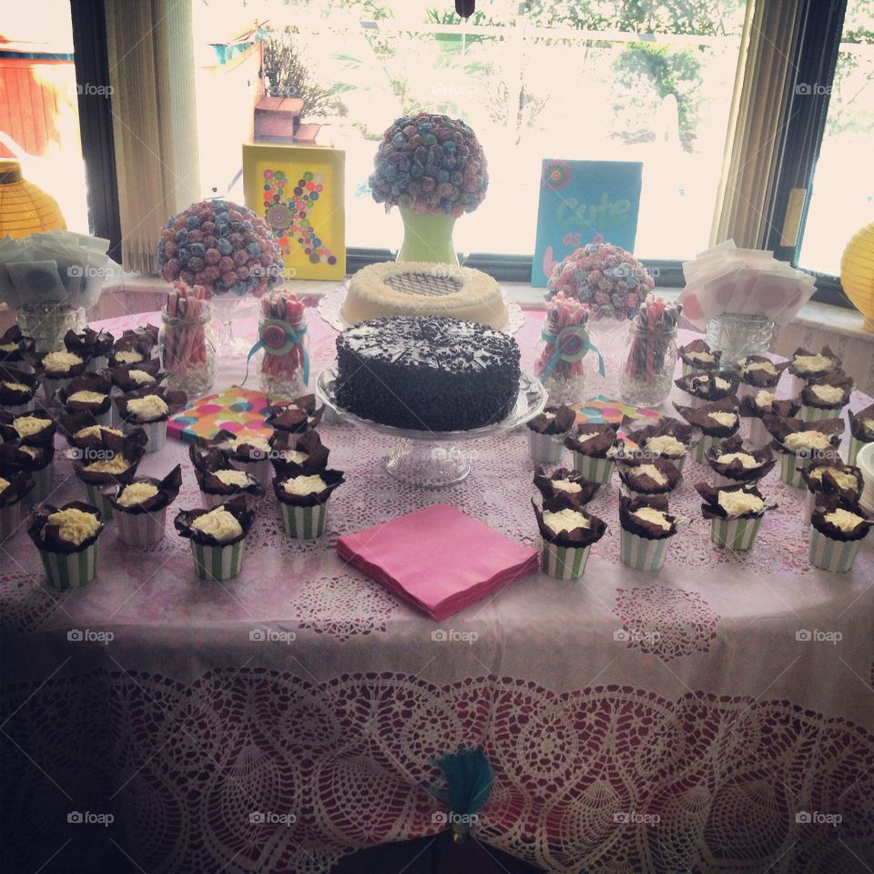 Mini cheesecakes and chocolate button lollipops 