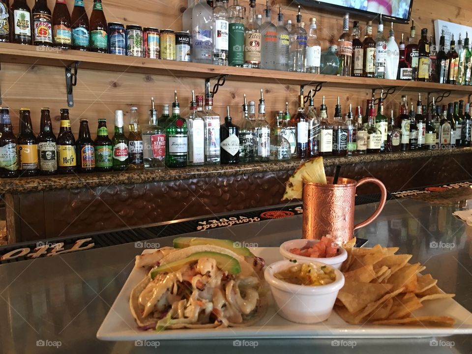 Fresh caught fish tacos and a Hawaiian Mule to enjoy the day. Esthetically pleasing bar. 
