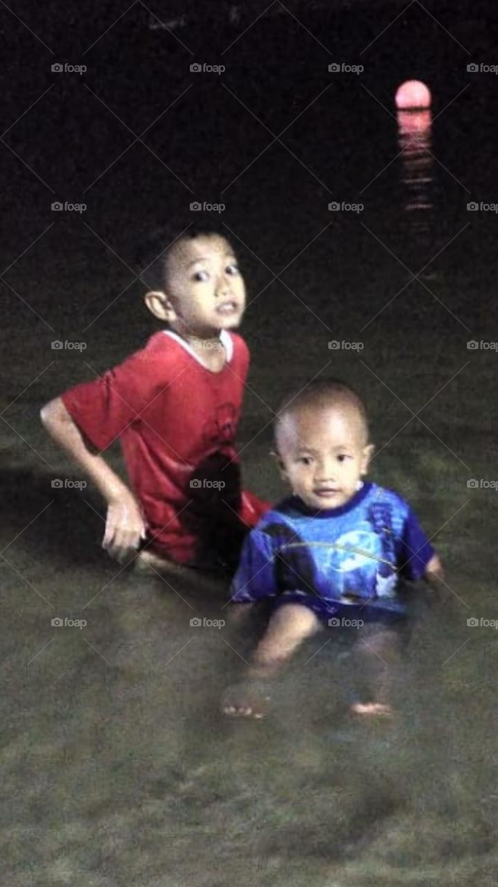 sunset on the beach, play on the beach, play with brothers