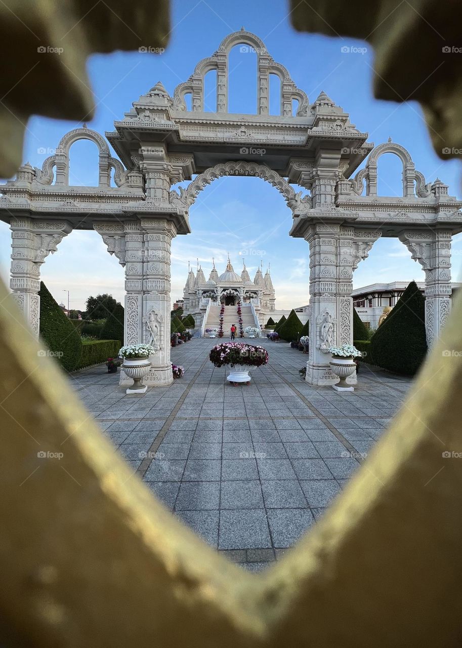 Beautiful architecture. Amazing Baps Shri Swaminarayan Mandir Temple in London, England( also commonly known as the Neasden Temple). The Swaminarayan mandir has been described as being Britain’s first authentic Hindu temple. 