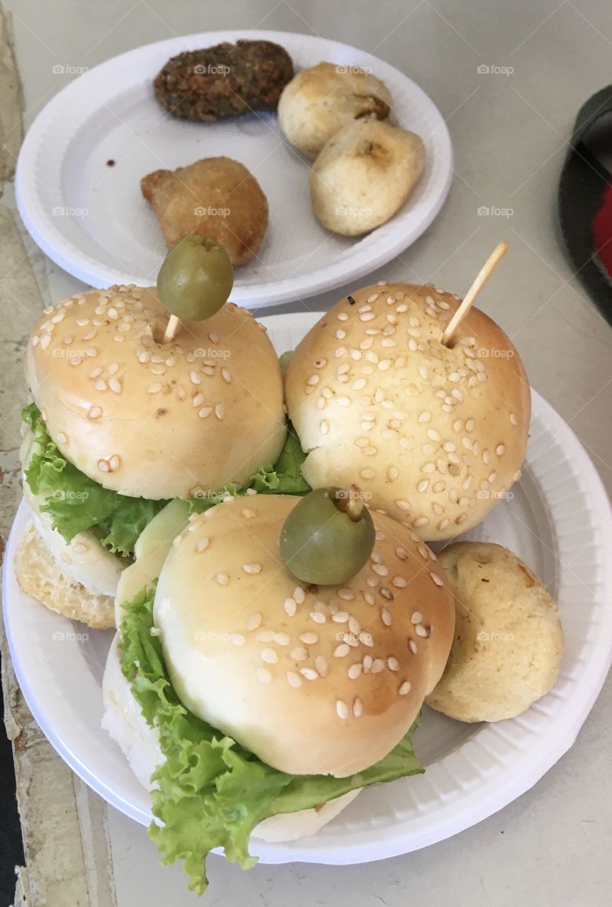 🇺🇸 A delicious moment of snacks: snack of lettuce, cheese and salami (with olives), as well as drumsticks and other delicacies. / 🇧🇷 Um delicioso momento de petiscos: lanche de alface, queijo e salame (com azeitona), além de coxinhas e outros quitutes.