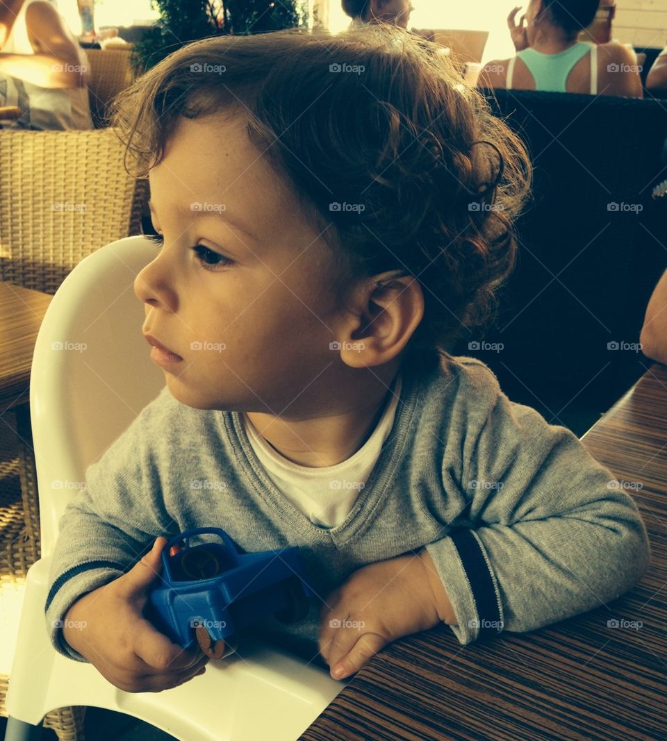 Zamyślony śliczny chłopczyk 