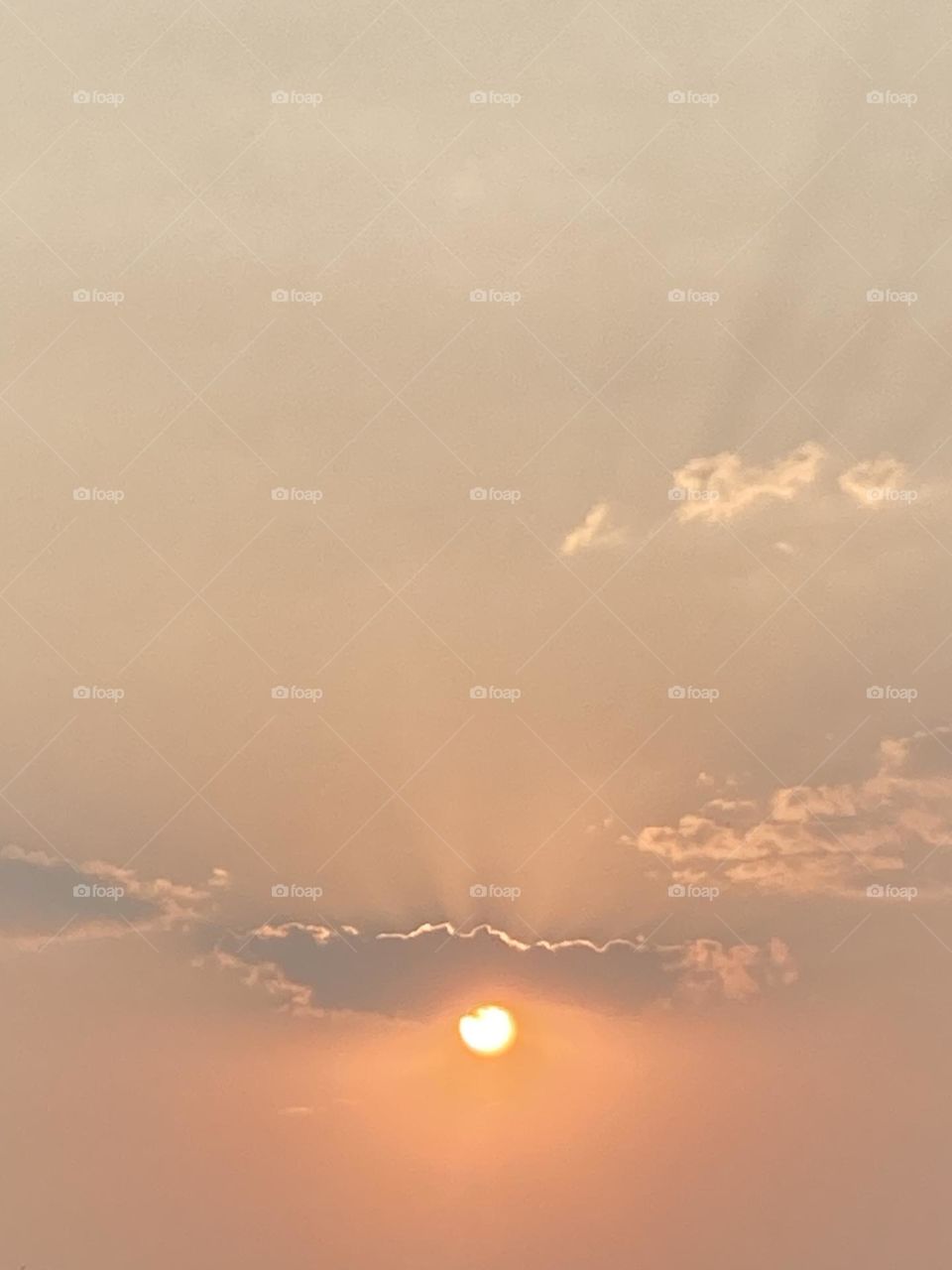 Sol saindo das nuvens, raios de sol com nuvens.