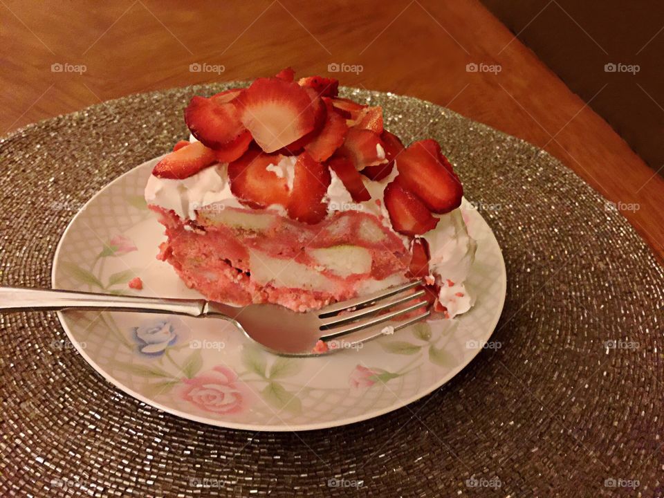Cake with red berries 