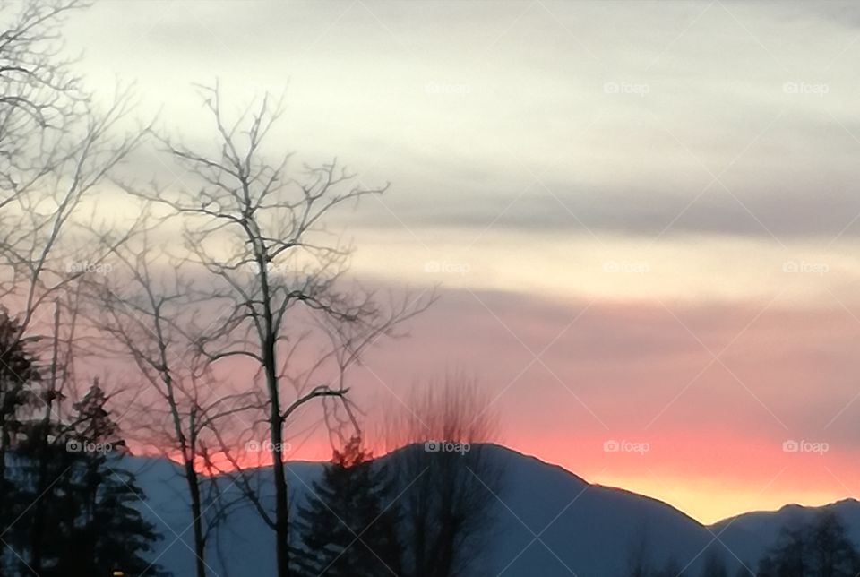 The day Is endig: this is the gift. A view of  the mountains