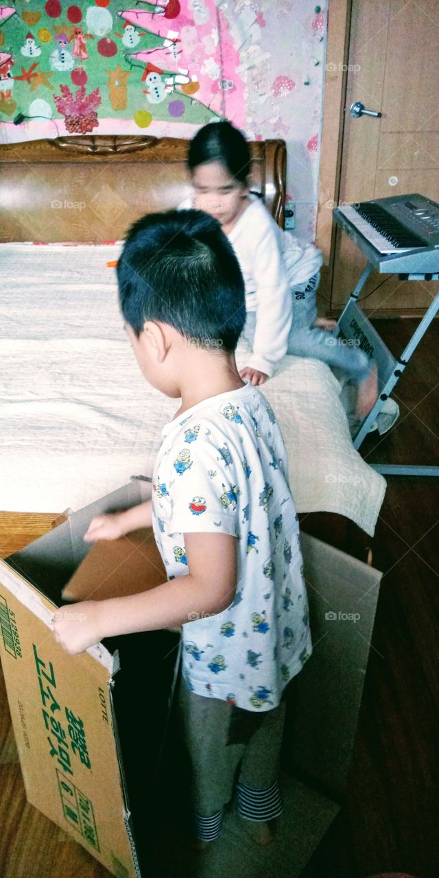 trying to build his ideal room with this empty boxes