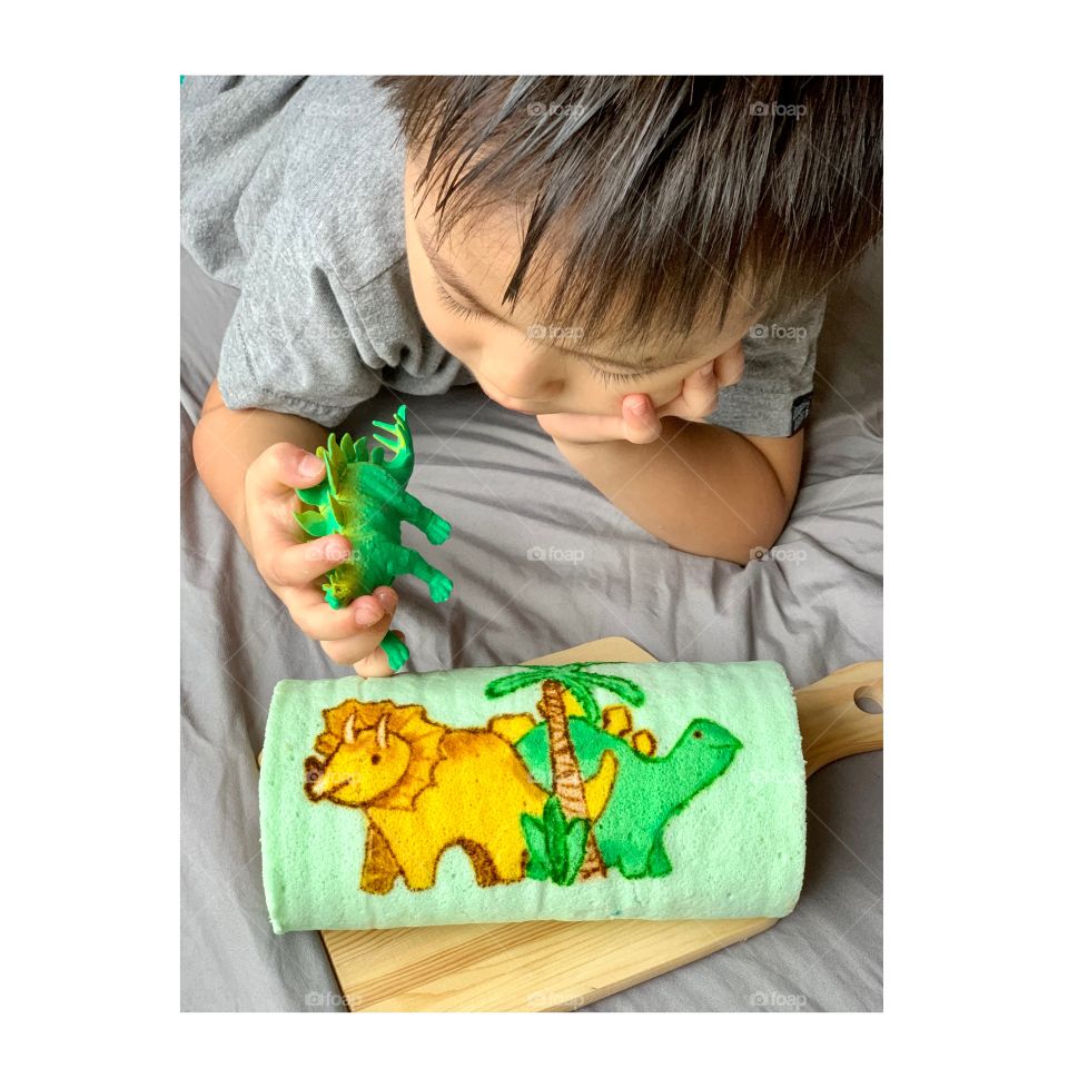 Triceratops and stegosaurus dino cake roll in strawberry flavour 