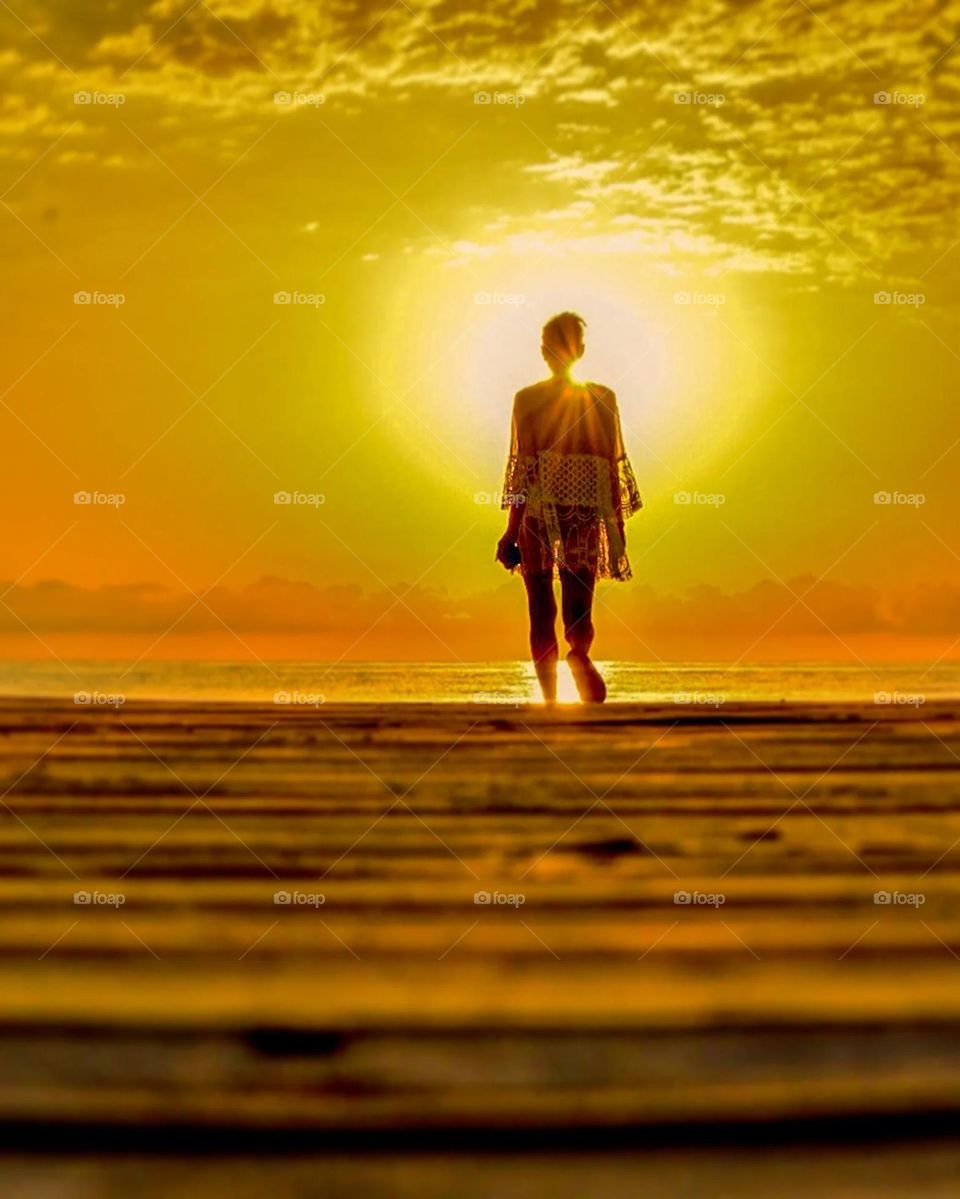 Mirando un bonito amanecer