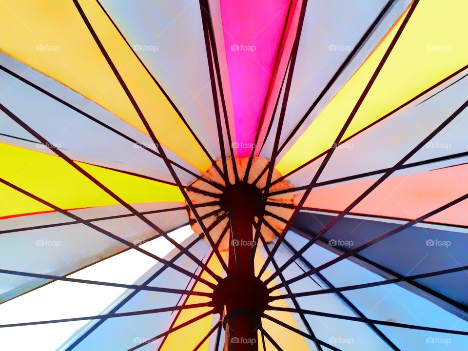 Umbrellas of various colors are spread out to provide shade for sun and rain.  When unfolded, it looks very beautiful from the various colors on the umbrella, giving a fresh and refreshing feeling.