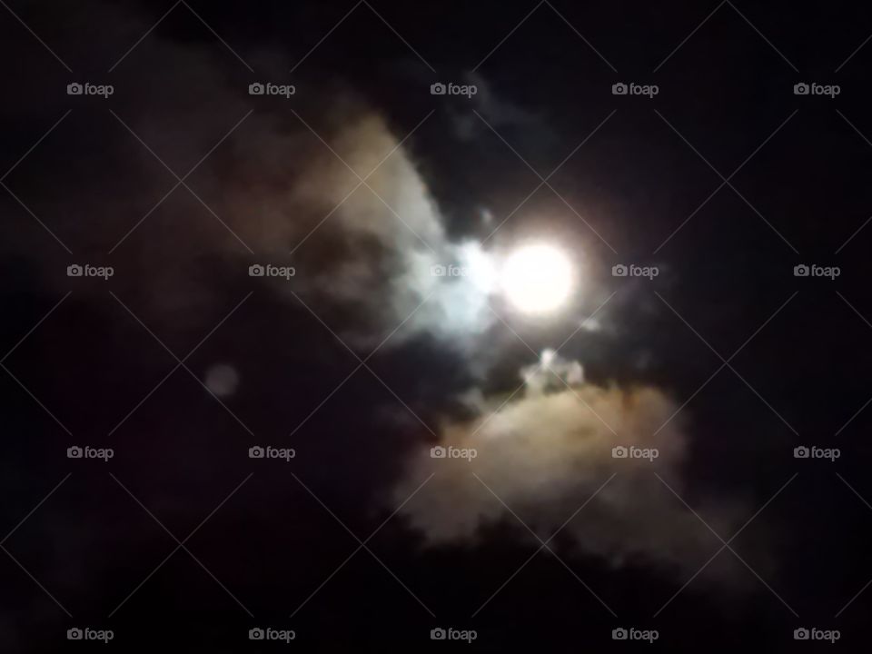 lua gigante no meio das nuvems