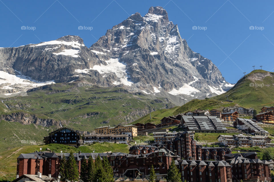 Matterhorn Italy, mountain peak Italian Alps in summer, villige Breuil-Cervinia Italia, Monte Cervino, Italien sommar alptopp Alperna