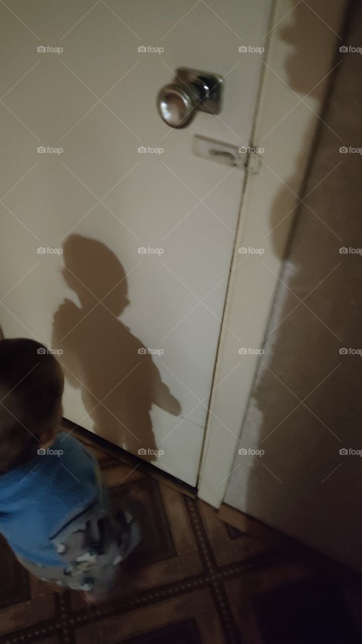 Baby sees his shadow for the first time