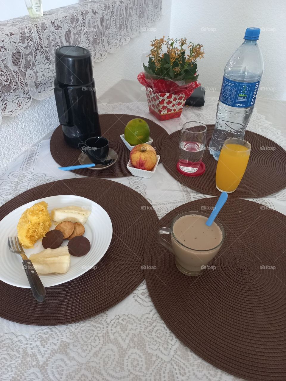 A primeira refeição  do dia. O  Café da Manhã  é uma refeição,  que oferece ao corpo os nutrientes  necessários,  para começar o dia, com energia e. funcionar adequadamente