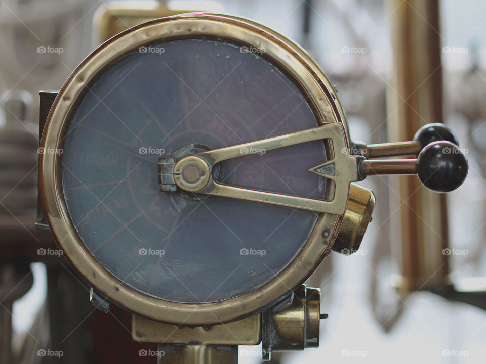 Manual communication throttle of sailing ship engine control.