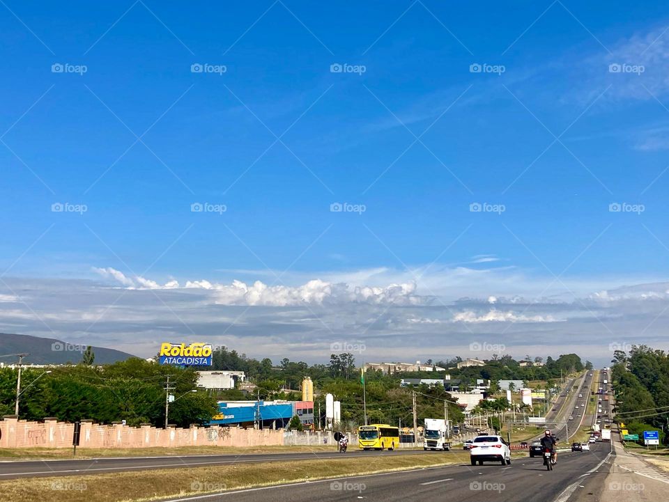 Lá no fundo da paisagem, as primeiras nuvens se aproximam…
A tão esperada chuva virá?
📸
#FOTOGRAFIAéNOSSOhobby
#morning #sky #céu #natureza #horizonte #fotografia #paisagem #landscapes #inspiração #mobgrafia #XôStress #nuvens #clouds #Jundiaí 