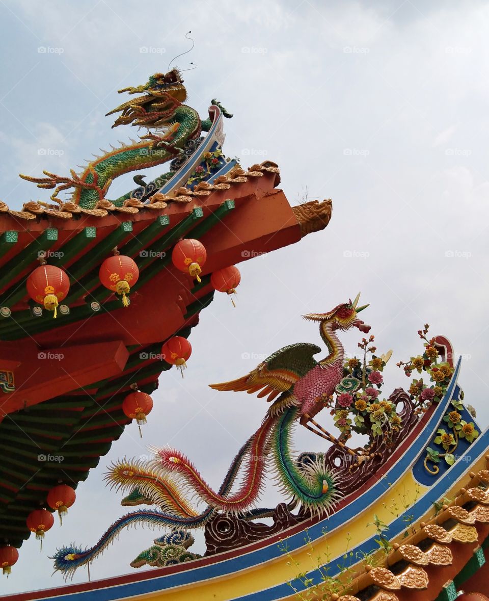 The dragon and the phoenix on the roof of the temple.