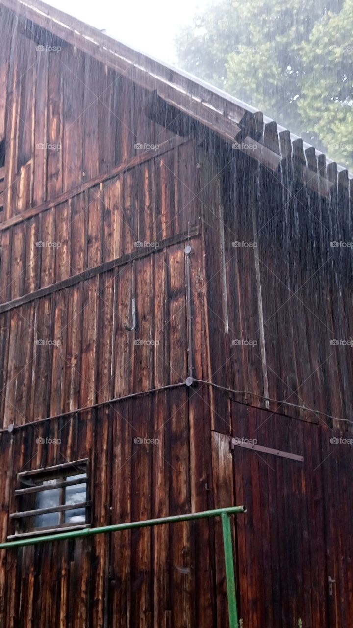 Holzhaus im Regen