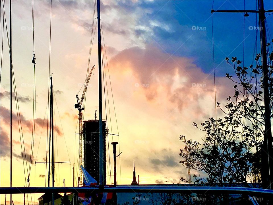 A dramatic sunset picture taken from aboard „Salvation“, our sailboat at Newtown Creek in the City, Queens, NY in the Fall of 2021. Hypnotic Productions