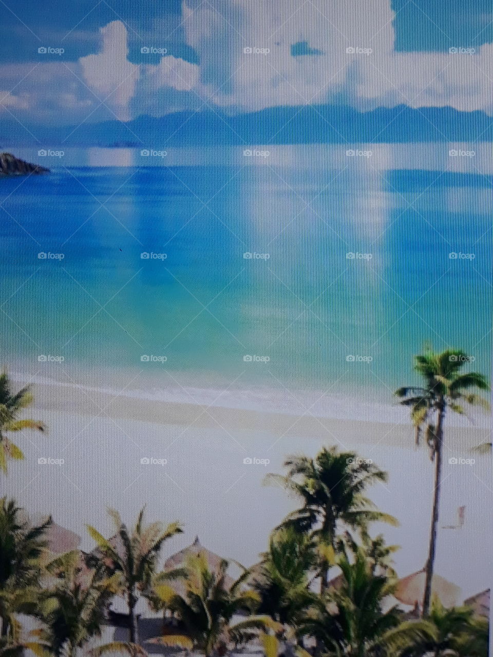 paisagem  lindo  mar azul com Praia a frente